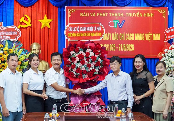 Đại diện Câu lạc bộ Doanh nghiệp Cà Mau chúc mừng tập thể Báo và phát thanh, truyền hình Cà Mau.
