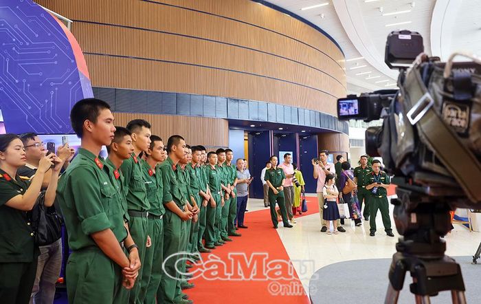 Các chiến sĩ trẻ quân đội tham quan, trải nghiệm không gian Hội Báo toàn quốc 2026.