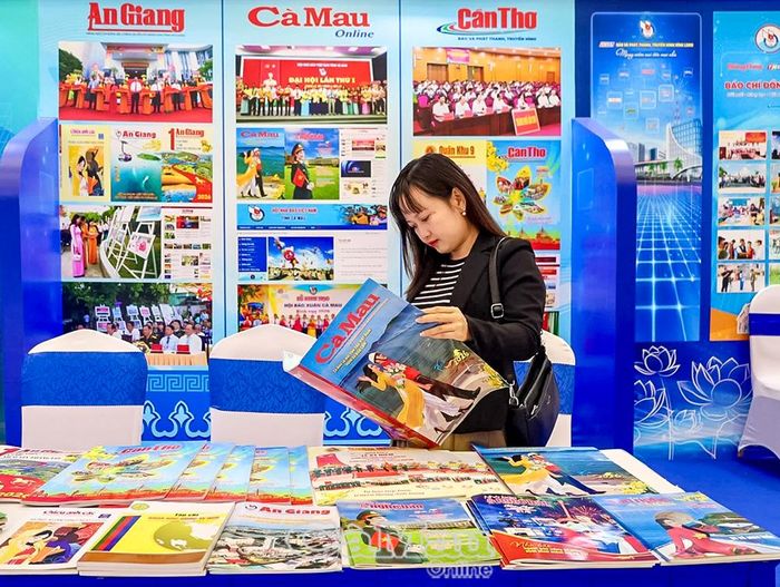 Các ấn phẩm báo chí Cà Mau được giới thiệu tại Hội Báo toàn quốc 2026.