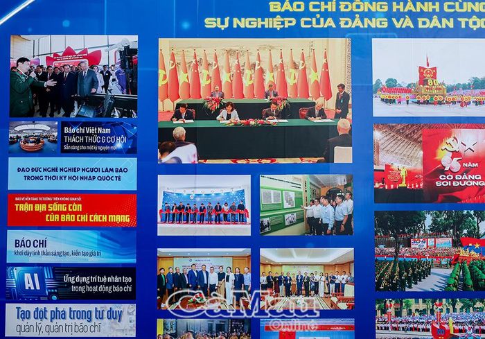 Gian trưng bày giới thiệu các ấn phẩm phản ánh hoạt động lãnh đạo, chỉ đạo của Đảng và Nhà nước.