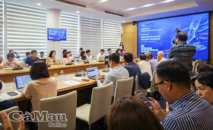 Phóng viên tác nghiệp tại hội thảo “Báo chí - doanh nghiệp đồng hành kiến tạo tương lai” trong khuôn khổ Hội Báo toàn quốc 2026.