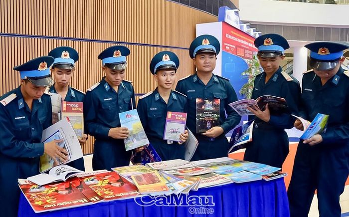 Chiến sĩ trẻ Phòng không - Không quân Quân đội Nhân dân Việt Nam tham quan Hội Báo toàn quốc 2026.