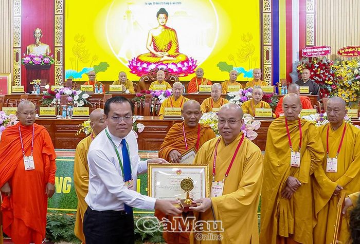Ông Ngô Vũ Thăng, Phó Chủ tịch UBND tỉnh tặng Bằng khen của Chủ tịch UBND tỉnh Cà Mau cho các tập thể, cá nhân có nhiều đóng góp trong phát triển kinh tế - xã hội của tỉnh.