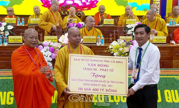 Ban Trị sự Giáo hội Phật giáo Việt Nam tỉnh Cà Mau trao bảng tượng trưng đồng hành cùng tỉnh thực hiện các hoạt động an sinh xã hội nhiệm kỳ 2026 - 2031 với tổng kinh phí 400 tỷ đồng.
