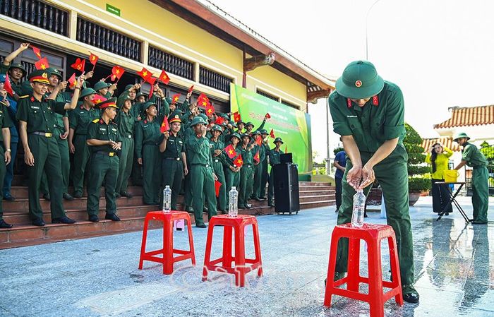 Cán bộ, chiến sĩ tham gia trò chơi “Hát cho màu xanh quê hương”, góp phần tạo không khí sôi nổi, hào hứng cho chương trình ngoại khóa.