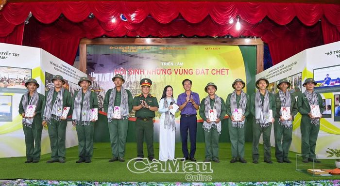 Ban Tổ chức trao quà cho các đội có thành tích xuất sắc và tham gia sôi nổi trong các hoạt động ngoại khóa.