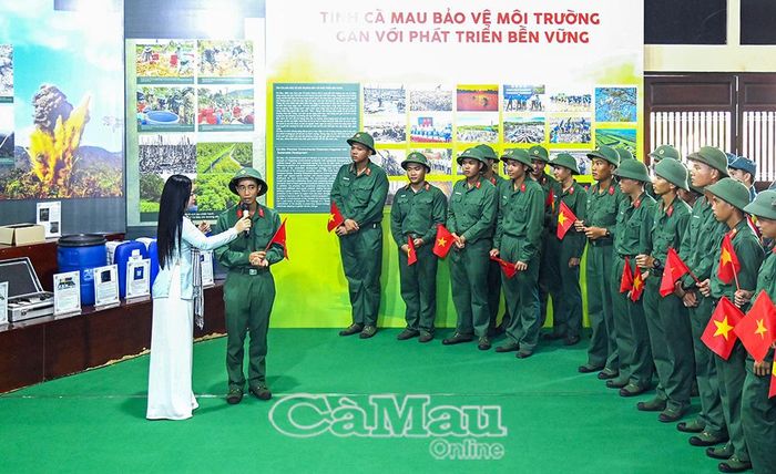 Nhiều cán bộ, chiến sĩ tích cực tham gia trò chơi “Hỏi nhanh - Đáp gọn”, thể hiện sự tiếp thu kiến thức về hậu quả chất độc da cam/dioxin và công tác khắc phục hậu quả chiến tranh.