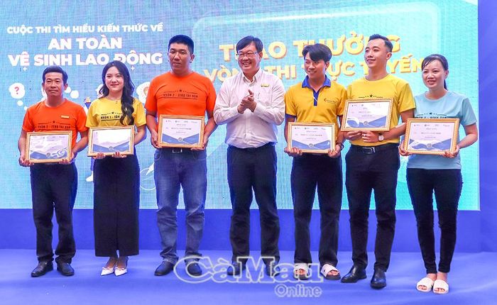 Ban Tổ chức trao bằng khen và phần thưởng cho các cá nhân đạt thành tích xuất sắc ở các vòng thi trực tuyến.