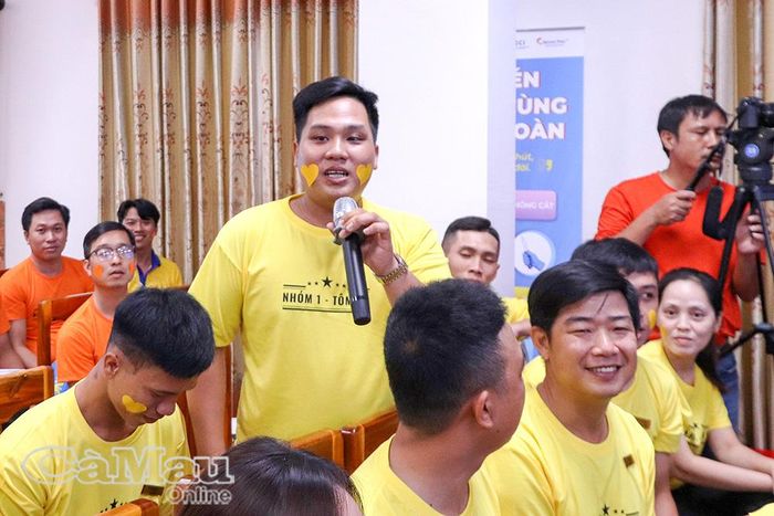 Khán giả hào hứng tham gia phần giao lưu, trả lời các câu hỏi về kiến thức an toàn, vệ sinh lao động.