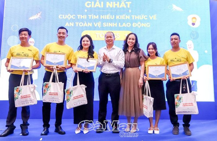 Ban Tổ chức trao giải Nhất vòng chung kết cho đội thi Tôm 5S.