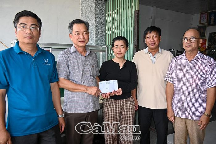 Phó Chủ tịch Ủy ban MTTQ Việt Nam tỉnh Cà Mau Nguyễn Văn Khởi trao tiền hỗ trợ cho đại diện gia đình ông Phạm Văn Cường.
