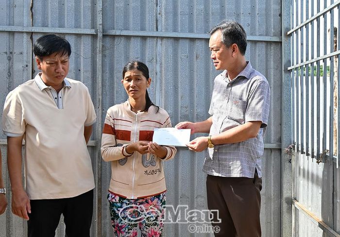  Ông Nguyễn Văn Khởi trao tiền hỗ trợ cho gia đình bà Nguyễn Thị Hận, hộ có hoàn cảnh đặc biệt khó khăn bị thiệt hại tài sản do sạt lở.