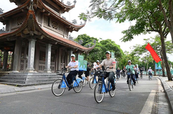 Các đại biểu đạp xe tuyên truyền lan tỏa thông điệp bảo vệ môi trường đến cộng đồng. Ảnh: D.Thiện