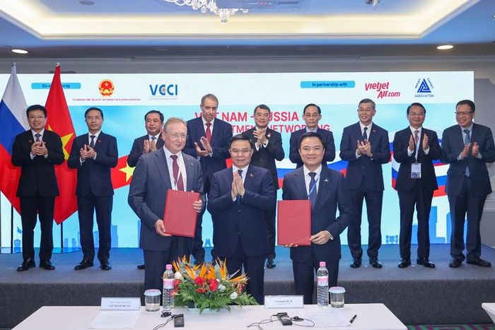 Thủ tướng Lê Minh Hưng chứng kiến trao Giấy chứng nhận đầu tư của PSC Lô 0117&amp;0217, thềm lục địa Việt Nam giữa Petrovietnam và Tập đoàn Zarubezhneft. Ảnh: CP
