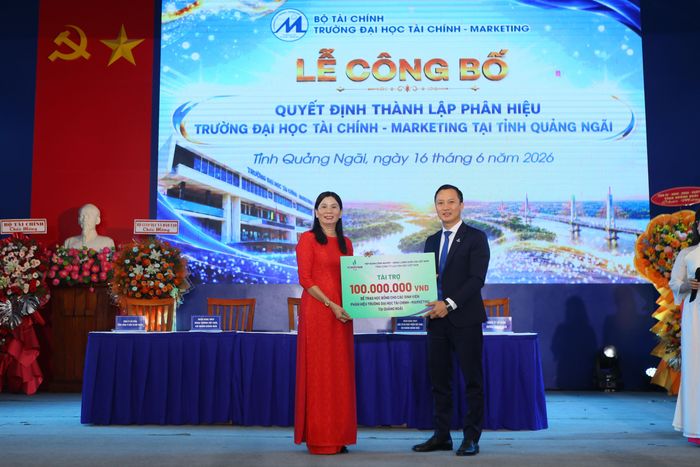 BSR trao tặng học bổng cho các em sinh viên có thành tích tốt, vươn lên trong học tập