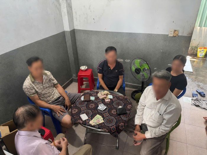 Các đối tượng bị bắt quả tang đang “sát phạt nhau”. Ảnh: Công an TP Đồng Nai