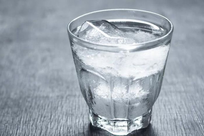 Mặc dù được đánh giá là an toàn đối với phần lớn người khỏe mạnh, nước lạnh có thể gây ra một số phản ứng khó chịu ở những người có cơ địa nhạy cảm. Ảnh minh họa