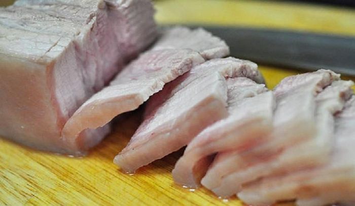 Thái thịt đúng kỹ thuật để giữ độ mềm. Ảnh minh họa.