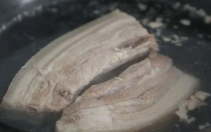 Luộc từ nước lạnh – bí quyết giúp thịt chín đều. Ảnh minh họa.