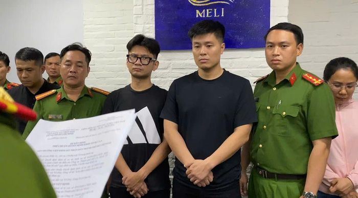  Vũ Duy Tùng, Giám đốc Công ty Meli Club và đồng phạm khi bị bắt giữ.