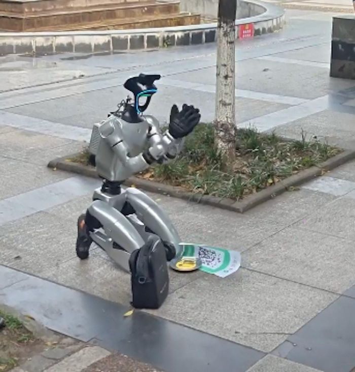 Các robot được bố trí trong tư thế giống người ăn xin ngoài đời thực. Ảnh: ODD