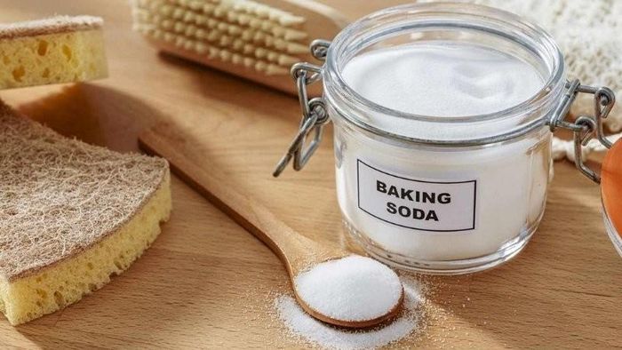 Để loại bỏ mùi hôi trong nhà vệ sinh, bạn có thể sử dụng baking soda. Ảnh minh họa
