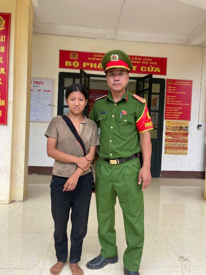 Công an đưa chị Pham về trụ sở Công an xã để nghỉ ngơi.
