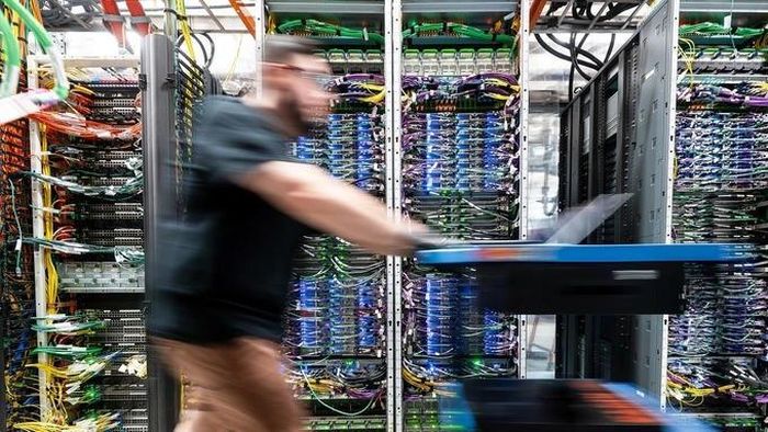 Nhân viên làm việc trong một trung tâm dữ liệu của Amazon Web Services. Ảnh: AWS