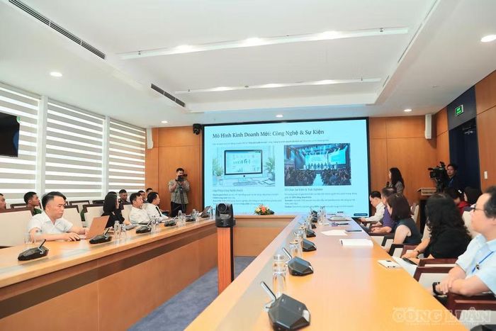 Quang cảnh phiên thảo luận với chủ đề “Đổi mới, sáng tạo để tiếp cận bạn đọc, phát triển kinh tế báo chí”. Ảnh: Đình Trung