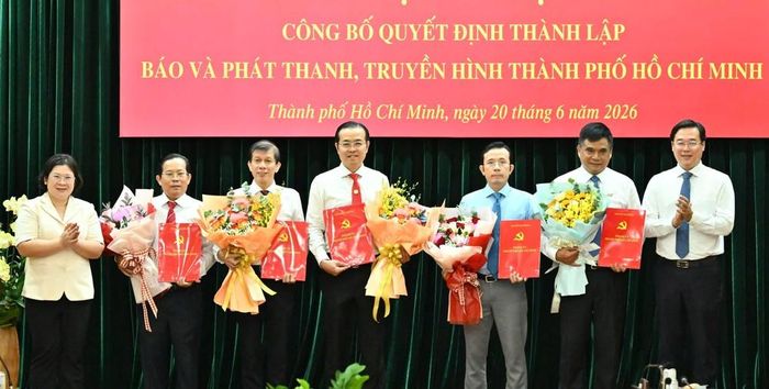 Đồng chí Lê Quốc Phong, Phó Bí thư Thường trực Thành ủy TPHCM và đồng chí Văn Thị Bạch Tuyết, Phó Bí thư Thành ủy TPHCM, trao Quyết định bổ nhiệm Tổng Giám đốc, các Phó Tổng Giám đốc Báo và Phát thanh, Truyền hình TPHCM. Ảnh: VIỆT DŨNG