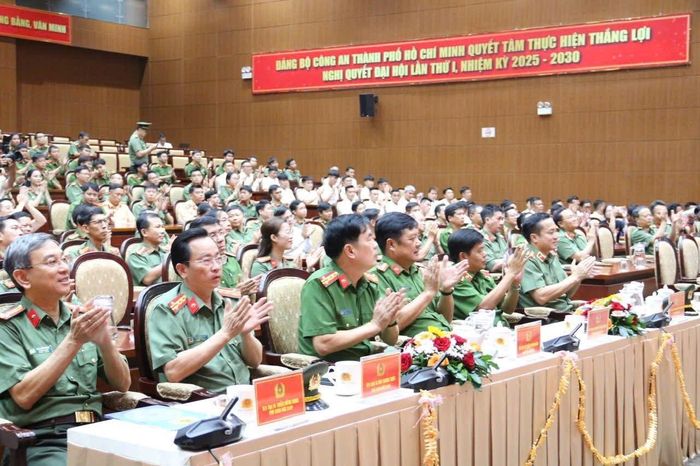Các đồng chí lãnh đạo và đại biểu tham dự lễ mừng công