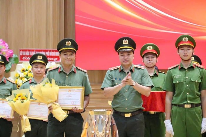 Trung tướng Mai Hoàng, Ủy viên Ban Thường vụ Thành ủy, Bí thư Đảng ủy, Giám đốc CATP khen thưởng các cá nhân đạt thành tích xuất sắc
