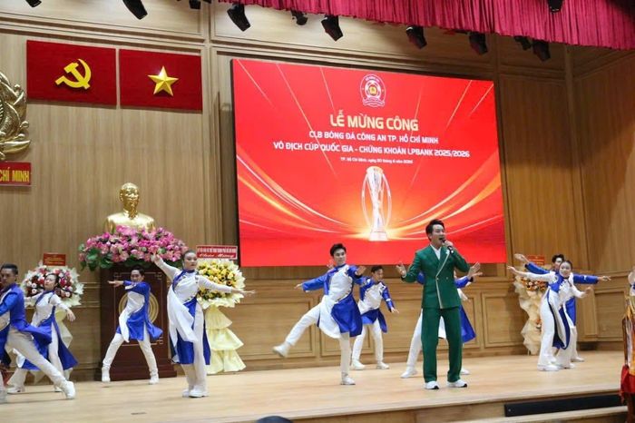 Tiết mục văn nghệ sôi động tại lễ mừng công