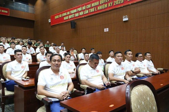 Ban huấn luyện cùng các cầu thủ thuộc Câu lạc bộ Bóng đá Công an TP.Hồ Chí Minh tham dự lễ mừng công