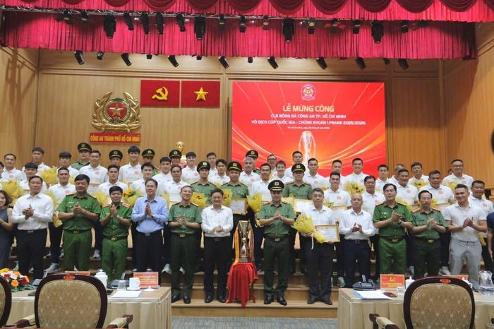Các đồng chí lãnh đạo và đại biểu cùng tập thể Câu lạc bộ Bóng đá Công an TP.Hồ Chí Minh chụp hình lưu niệm