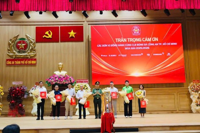 Đại tá Trần Hồng Minh, Phó Giám đốc Công an TP.Hồ Chí Minh, Chủ tịch CLB Bóng đá Công an TP.Hồ Chí Minh cảm ơn các đối tác, đơn vị tài trợ