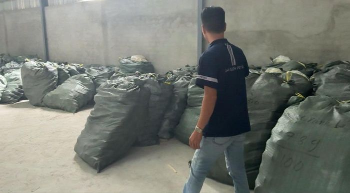 Bên trong xưởng sản xuất dép giả