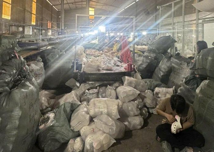 Công an TPHCM thu giữ khoảng 10.000 đôi dép giả, trị giá gần 500 triệu đồng