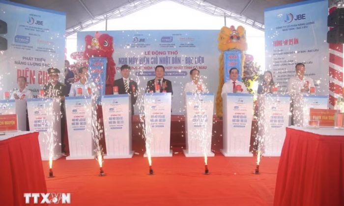 Các đại biểu tiến hành nghi thức bấm nút khởi động dự án - Ảnh: Chanh Đa/TTXVN