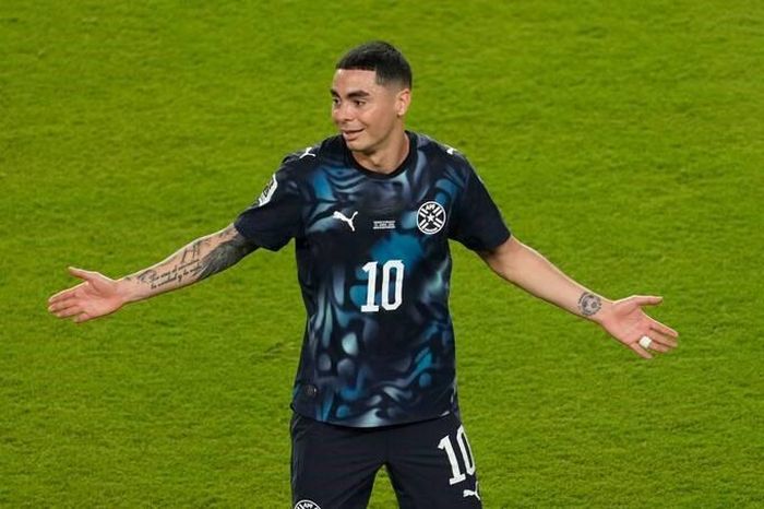 Almiron bị trọng tài rút thẻ đỏ vì hành động che miệng nói chuyện với đối thủ