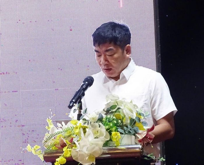  Ông Đặng Hữu Mạnh Giám đốc Trung tâm Bồi dưỡng cán bộ - Trường ĐH Tài nguyên và Môi trường Hà Nội phát biểu khai mạc Hội nghị. 