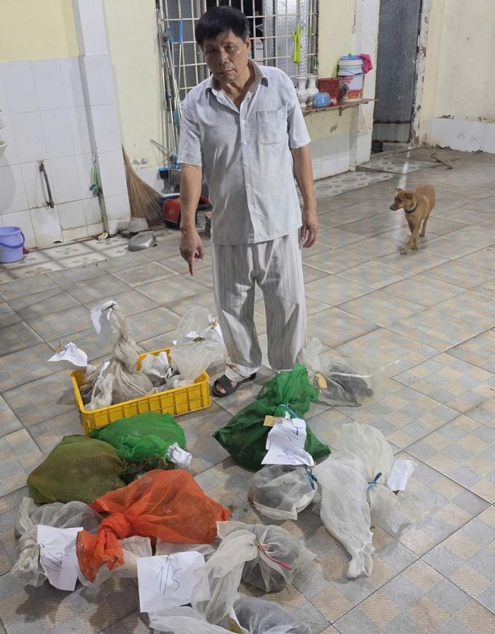 Đối tượng Phùng Hữu Thịnh cùng tang vật liên quan vụ mua bán trái phép động vật nguy cấp, quý hiếm. Ảnh: CAAG