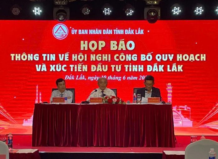  Lãnh đạo UBND tỉnh Đắk Lắk chủ trì họp báo, cung cấp thông tin về Hội nghị Công bố Quy hoạch và Xúc tiến đầu tư.