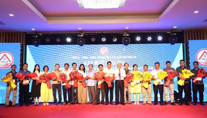  Phó Chủ tịch UBND tỉnh Trương Công Thái tặng hoa chúc mừng ngày báo chí 21/06 cho các phóng viên báo chí.