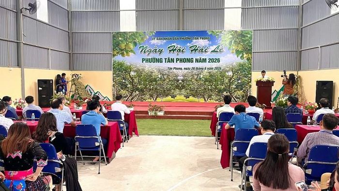 Tham dự ngày hội có đồng chí: Nguyễn Ngọc Vinh – Phó Bí thư Tỉnh ủy, Chủ tịch Ủy ban MTTQ Việt Nam Tỉnh; Hà Trọng Hải – Phó Chủ tịch UBND Tỉnh; Mùa A Trừ - Tỉnh Thủy Viên, Bí thư Đảng ủy phường Tân Phong; đại diện một số sở hữu, ban, ngành; Lãnh đạo Đảng ủy, HĐND, UBND, Ủy ban MTTQ các phường Việt Nam; các xã, phường Đoàn Kết, Nậm Tăm, Pu Sam Cáp, Khun Há, Sin Suối Hồ, Tả Lèng cùng đông đảo nhân dân và du khách...