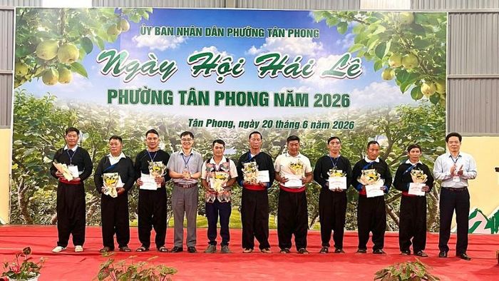 Nhân dịp này, Ban tổ chức cũng đã biểu dương, tặng hoa và quà cho 9 hộ gia đình trồng Lê tiêu biểu, có nhiều đóng góp trong việc phát triển vùng trồng Lê của phường Tân Phong, qua đó ghi nhận những nỗ lực của người dân trong việc xây dựng và phát triển thương nông sản địa phương./.