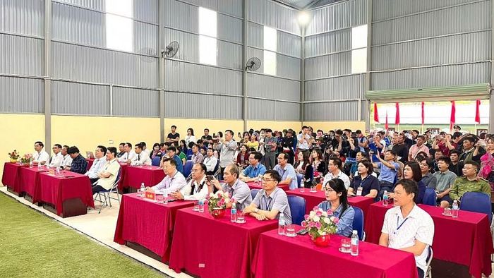 Đại biểu, nhân dân và du khách tham dự ngày hội.