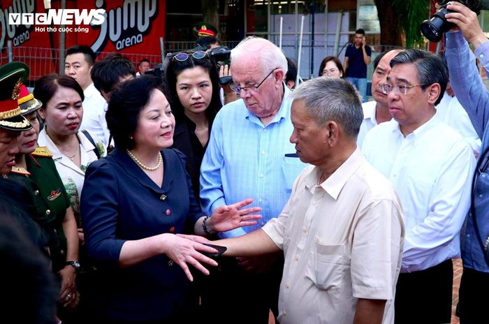 Phó Thủ tướng Phạm Thị Thanh Trà trao đổi việc xác minh, tìm kiếm hài cốt liệt sĩ với Kiến trúc sư Nguyễn Xuân Thắng và các chuyên gia, nhân chứng.
