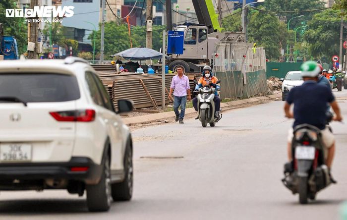 "Tôi sống ở khu vực này gần 10 năm. Trước đây mỗi lần đi qua đây đều phải giảm tốc độ vì ổ gà xuất hiện khắp nơi. Những hôm trời mưa việc di chuyển rất vất vả. Bây giờ mặt đường đã bằng phẳng hơn nhiều, việc đi lại cũng thuận tiện hơn trước", anh Phạm Văn Thông, ở phố Định Công, cho biết.