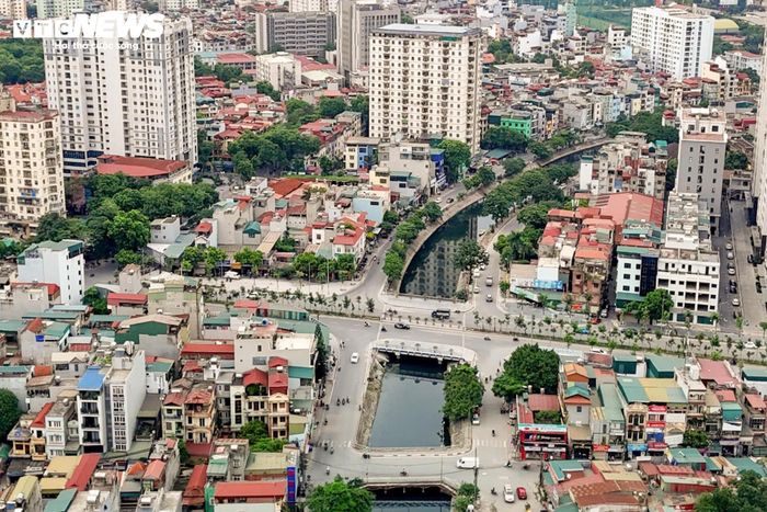Tại khu vực giao giữa đường Nguyễn Cảnh Dị kéo dài với cầu Định Công và Vành đai 2,5, việc lưu thông hiện thuận lợi hơn đáng kể khi mặt đường được cải thiện.